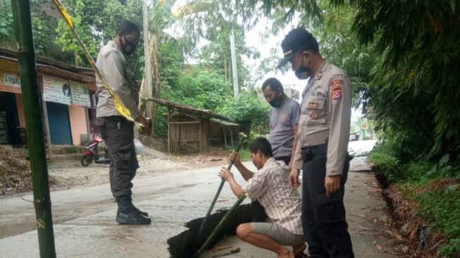 Jalan Jambubol-Cileles Ambles; Lalu Lalang Kendaraan Diatur Bergantian
