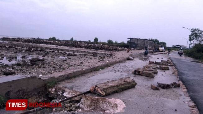 Ombak Besar Berlangsung Tiga Hari, Masyarakat Pesisir Diminta Waspada