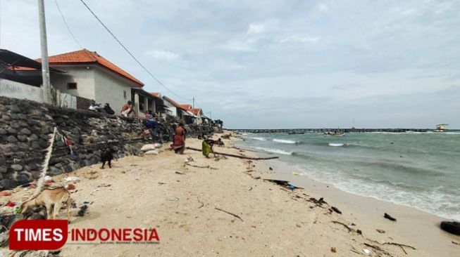 Tangkis di Sisi Barat Pulau Gili Probolinggo Diterjang Ombak