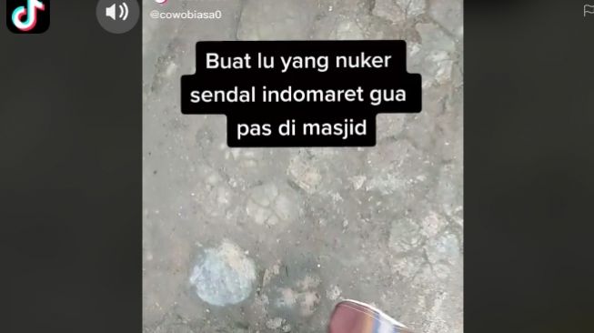 Kocak! Usai Salat di Masjid, Pria Ini Kesal Sandalnya Tertukar Sepatu Boots
