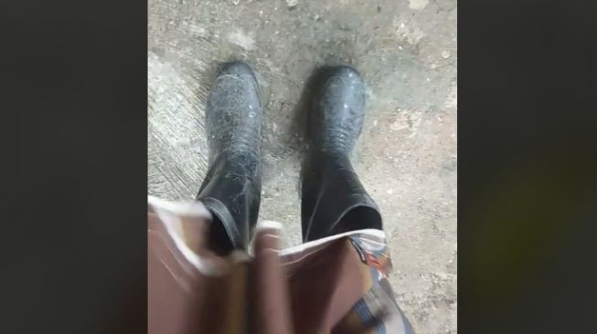 Curhatan seorang pria sendalnya tertukar sepatu boots saat di masjid (Tiktok)