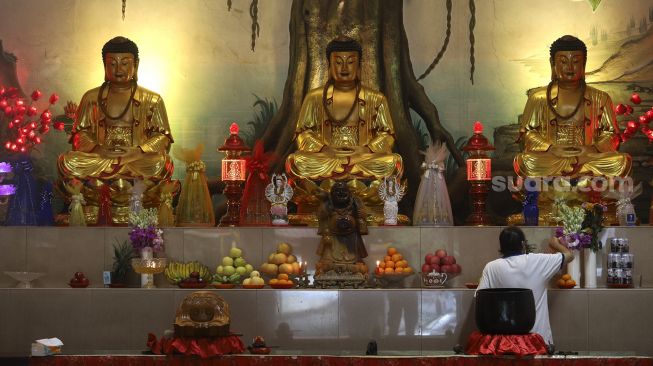 Warga keturunan Tionghoa bersembahyang menjelang Tahun Baru China atau Imlek di Vihara Amurva Bhumi (Hok Tek Tjeng Sin), Kelurahan Karet Semanggi, Jakarta, Sabtu (30/1/2021). [Suara.com/Angga Budhiyanto]