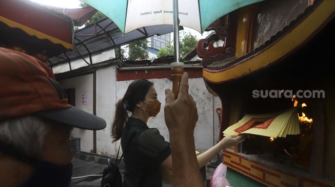 Warga keturunan Tionghoa bersembahyang menjelang Tahun Baru China atau Imlek di Vihara Amurva Bhumi (Hok Tek Tjeng Sin), Kelurahan Karet Semanggi, Jakarta, Sabtu (30/1/2021). [Suara.com/Angga Budhiyanto]