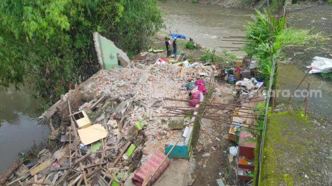 Takut Jembatan Gladak Kembar Ambruk, Warga Tutup Jalan Sumatra