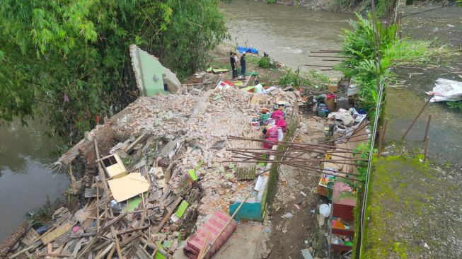 Tiga Rumah Kolong Jembatan Gladak Kembar Ambruk Diterjang Banjir