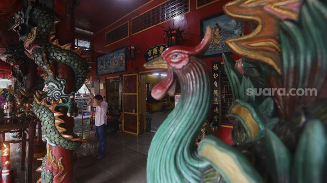 Warga keturunan Tionghoa bersembahyang menjelang Tahun Baru China atau Imlek di Vihara Amurva Bhumi (Hok Tek Tjeng Sin), Kelurahan Karet Semanggi, Jakarta, Sabtu (30/1/2021). [Suara.com/Angga Budhiyanto]