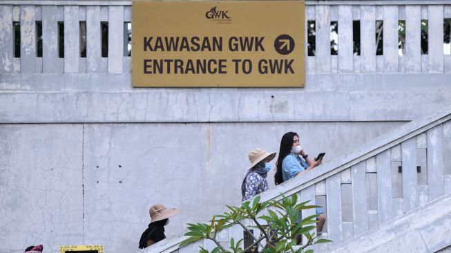 Wisatawan mengunjungi kawasan Garuda Wisnu Kencana (GWK) Cultural Park di Badung, Bali, Sabtu (30/1/2021). [ANTARA FOTO/Fikri Yusuf]