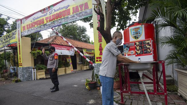 Warga mencuci tangan pada fasilitas yang disediakan di Kampung Tangguh Jaya RW 9, Johar Baru, Jakarta Pusat, Sabtu (30/1/2021). [ANTARA FOTO/Aditya Pradana Putra]