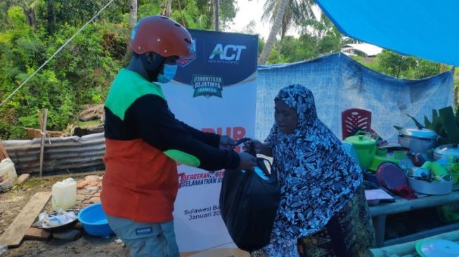 Setiap Hari ACT Berikan Makanan Siap Santap Bagi Korban Gempa di Majene