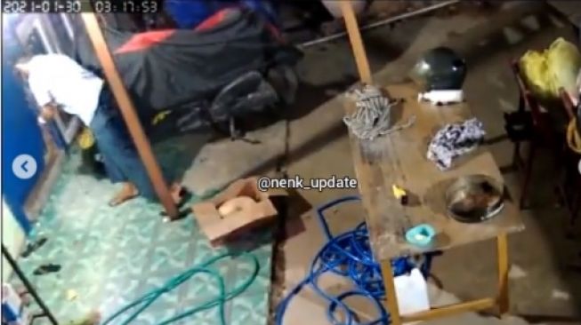 Terekam CCTV, Pria Berpeci Tabur Benda Aneh di Teras Rumah Lalu Kabur
