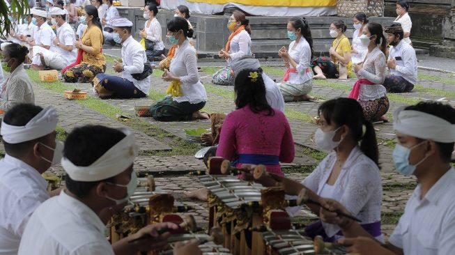 Umat Hindu berdoa dalam persembahyangan Hari Saraswati di Pura Agung Jagatnatha, Denpasar, Bali, Sabtu (30/1/2021). [ANTARA FOTO/Nyoman Hendra Wibowo]