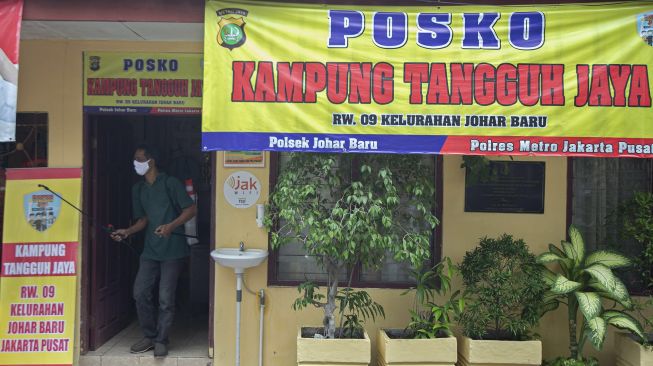 Warga menyemprotkan cairan disinfektan di Kampung Tangguh Jaya RW 9, Johar Baru, Jakarta Pusat, Sabtu (30/1/2021). [ANTARA FOTO/Aditya Pradana Putra]