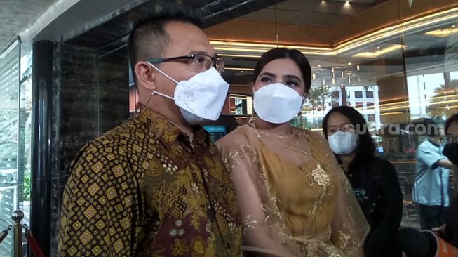 Anang Hermansyah and Ashanty attended the wedding of Ibnu Jamil and Ririn Ekawati. [Rena Pangesti/Suara.com]