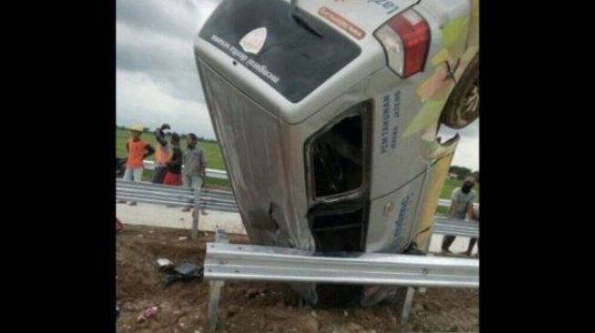 Bruukk!! Mobil Lazismu Kecelakaan di Tol sampai Terguling dan Nyungsep