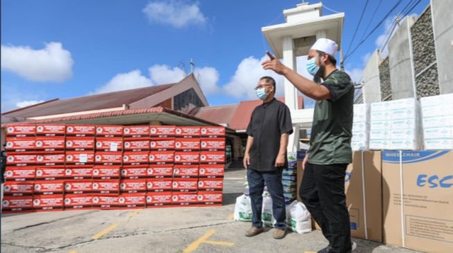 Salut! Ustaz Beri Bantuan untuk Gereja: Meski Beda Agama, Kita Keluarga