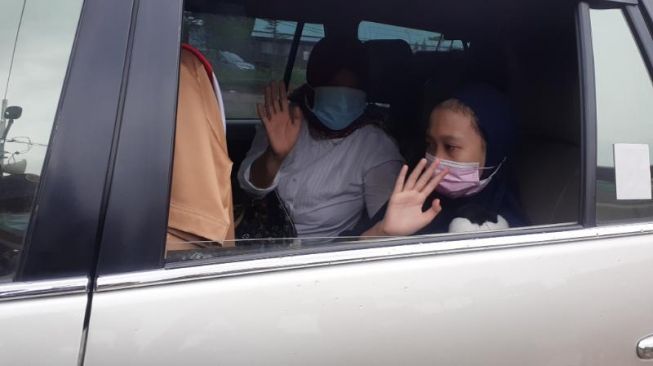 Aisyah Allisa (10), bocah yatim piatu karena ibunya wafat akibat Covid-19, menangis saat pamitan. Dia dijemput pegawai Dinsos Tangsel untuk dihantar ke rumah kontrakan tempatnya tinggal bersama almarhumah ibunya. [Suara.com/Wivy]