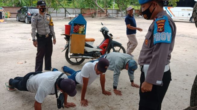 Tak Pakai Masker, Pengunjung Pantai di Pesawaran Dihukum Push Up