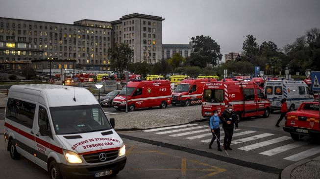 Lusinan ambulans menunggu di luar layanan darurat COVID-19 di Rumah Sakit Santa Maria, Lisbon, pada (28/1/2021). [PATRICIA DE MELO MOREIRA / AFP]