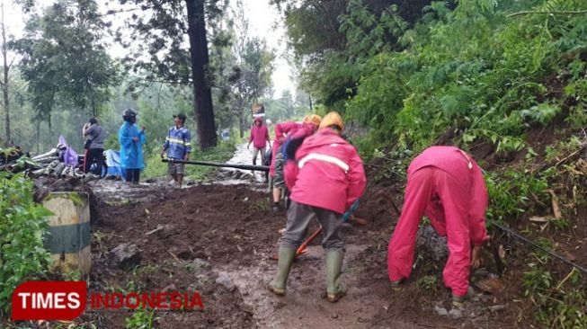 Hujan Deras Picu Tanah Longsor di Pesanggrahan Kota Batu