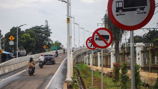 Rambu - rambu lalu lintas terpasang di Flyover Lenteng Agung di Jakarta Selatan, Minggu (31/1/2021). [Suara.com/Alfian Winanto]