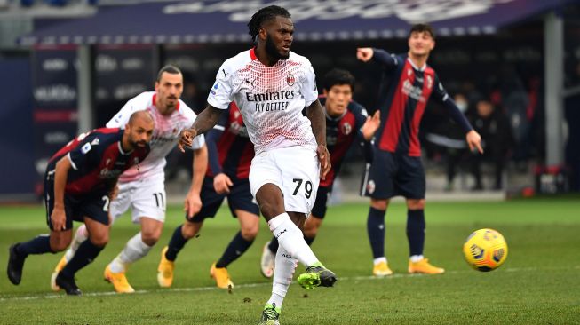 Gelandang AC Milan Franck Kessie mencetak gol tendangan penalti selama pertandingan sepak bola Serie A antara Bologna melawan AC Milan di Stadion Renato Dell'Ara, Bologna, Sabtu (30/1/2021). [Alberto PIZZOLI / AFP]