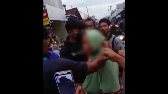 Duh! Seorang Wanita Lansia Ketahuan Mencopet di Banjarnegara