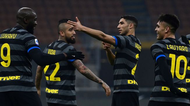 Penyerang Inter Milan Romelu Lukaku (kiri) merayakan golnya dengan penyerang Inter Milan Lautaro Martinez (kanan) setelah mencetak gol selama  di Stadion Guseppe Meazza, Minggu (31/1/2021) dini hari WIB.  MIGUEL MEDINA / AFP