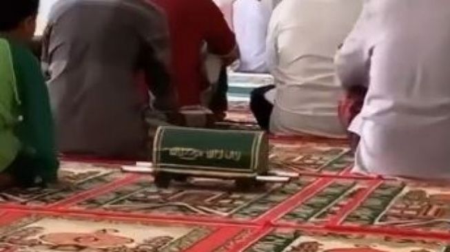 Kotak amal berbentuk keranda jenazah, netizen sebut sedekah amalan yang tidak putus-putus [tiktok]