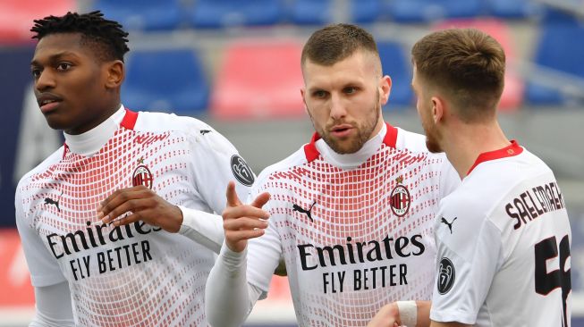 Penyerang AC Milan Ante Rebic merayakan kemenangan setelah mencetak gol selama pertandingan sepak bola Serie A antara Bologna melawan AC Milan di Stadion Renato Dell'Ara, Bologna, Sabtu (30/1/2021). Alberto PIZZOLI / AFP