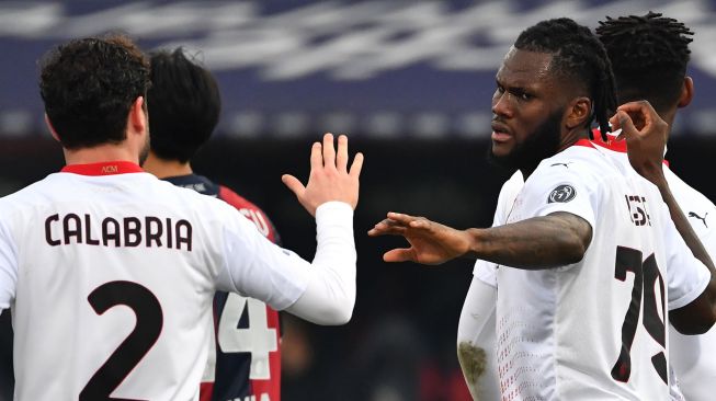 Gelandang AC Milan Franck Kessie (kanan) melakukan selebrasi setelah mencetak gol dari tendangan penalti selama selama pertandingan sepak bola Serie A antara Bologna melawan AC Milan di Stadion Renato Dell'Ara, Bologna, Sabtu (30/1/2021). Alberto PIZZOLI / AFP
