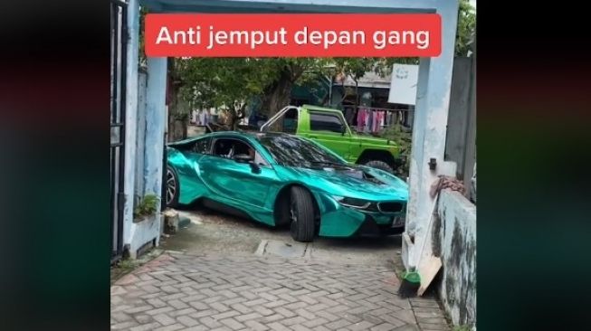 Cowok Bawa Supercar Masuk Gang Sempit, Alasannya Bikin Melongo