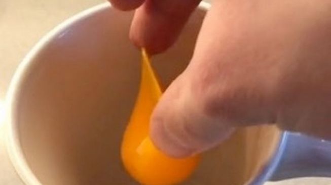 Pisahkan kuning telur dengan bawang (Dok. callumgray0/Instagram/Mirror)