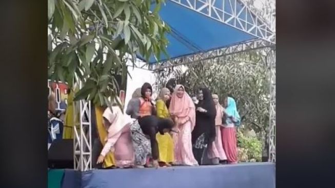 Viral ibu-ibu asyik joget. (Tiktok/@calonimamkamux)