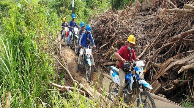 Petugas PLN di Sulawesi Barat melalui berbagai rintangan berat untuk memulihkan aliran listrik setelah wilayah itu diguncang gempa bumi berkekuatan 6,2 SR pada 15 Januari 2021 lalu [ANTARA/Azis Senong].