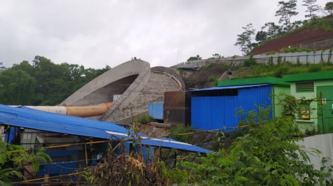 Terowongan Kereta Cepat Jakarta Bandung di Gunung Bohong yang dibuat menggunakan metode blasting yang diduga sebagai penyebab kerusakan rumah warga Kompleks Tipar Silih Asih, RW 13, Desa Laksanamekar, Kabupaten Bandung Barat (KBB). [Suara.com/Ferrye Bangkit Rizki]