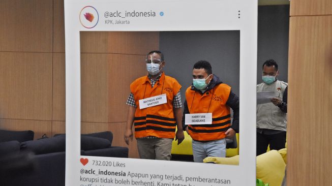 Tersangka Pejabat Pembuat Komitmen di Kementerian Sosial Matheus Joko Santoso (kiri) dan pihak swasta Harry Sidabuke (tengah) mengikuti rekonstruksi perkara dugaan korupsi pengadaan bantuan sosial (bansos) penanganan COVID-19 di Gedung KPK, Rasuna Said, Jakarta, Senin (1/2/2021). ANTARA FOTO/Indrianto Eko Suwarso
