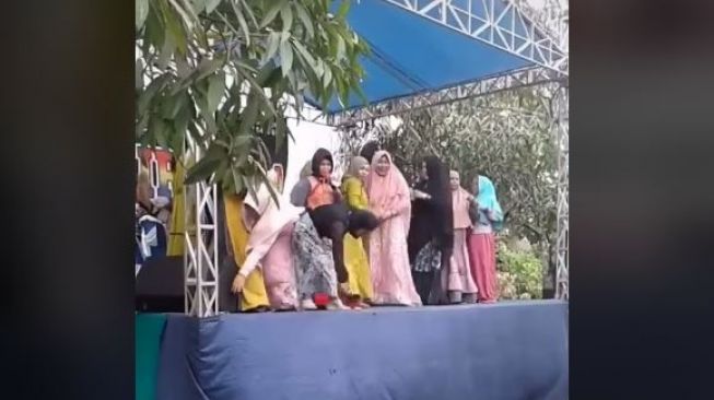 Ibu-ibu Nyungsep Rebutan Uang Sawer, Netizen: Mau Ngakak Tapi Takut Dosa