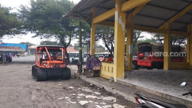 Kendaraan beach patrol disiapkan Basarnas untuk mencari korban hilang di muara Sungai Opak, Bantul, Senin (1/2/2021). - (SuaraJogja.id/Muhammad Ilham Baktora)