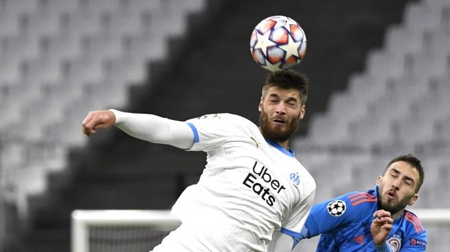 Bek tengah Marseille Duje Caleta-Car menyundul bola saat menghadapi Olympiakos dalam laga penyisihan Grup C Liga Champions di Stadium Velodrome, Marseille, 1 Desember 2020. [NICOLAS TUCAT / AFP].