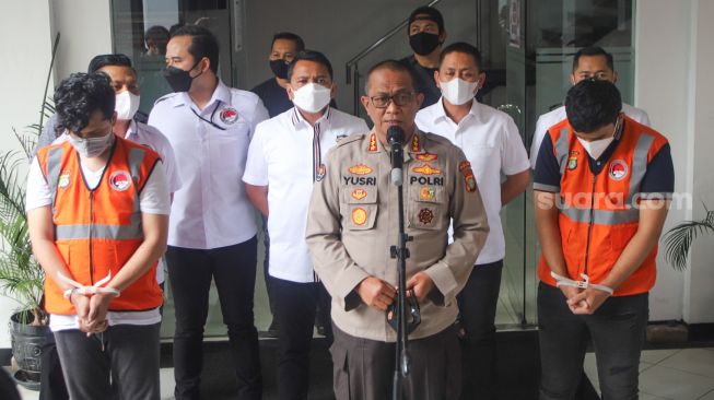 Suasana saat rilis kasus penyalahgunaan narkoba yang melibatkan Selebgram AK atau Abdul Kadir  di Polda Metro Jaya, Jakarta, Minggu Senin (1/2/2021). [Suara.com/Alfian Winanto]