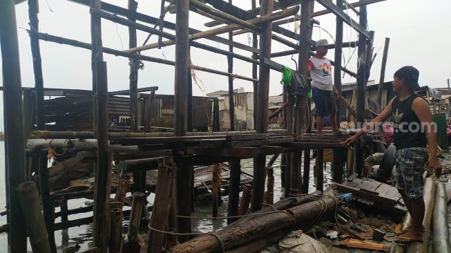 Rumah Warga Semarang Hancur Diterjang Ombak, Namun 25 Alquran Masih Utuh