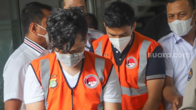 Selebgram AK atau Abdul Kadir dihadirkan kepada awak media usai dirinya ditangkap akibat penyalahgunaan narkoba di Polda Metro Jaya, Jakarta, Minggu Senin (1/2/2021). [Suara.com/Alfian Winanto]