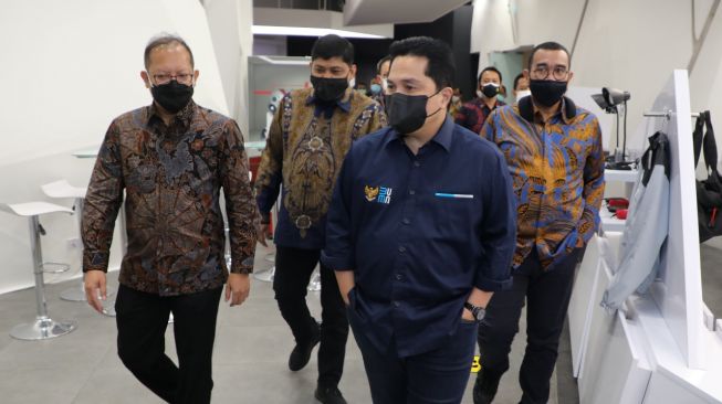 Menteri BUMN RI Erick Thohir  usai menyerahkan penghargaan kepada Telkom, “Honorable Mention” dalam BUMN Corporate Communications and Sustainability Summit (BCOMSS) 2021. (Dok : Telkom Indonesia) 