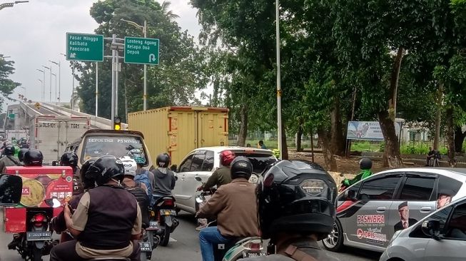 Hari kedua uji coba fly over atau jalan layang tapal kuda Lenteng Agung dan Tanjung Barat yang tampak masih padat, Senin (1/2/2021) [Suara.com/Arga]