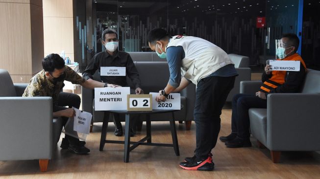 Tersangka Pejabat Pembuat Komitmen di Kementerian Sosial Adi Wahyono (kanan) mengikuti rekonstruksi perkara dugaan korupsi pengadaan bantuan sosial (bansos) penanganan COVID-19 di Gedung KPK, Rasuna Said, Jakarta, Senin (1/2/2021). ANTARA FOTO/Indrianto Eko Suwarso
