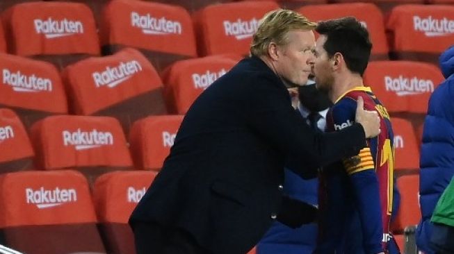 Pelatih Barcelona Ronald Koeman menyambut Lionel Messi usai pertandingan La Liga di Camp Nou. [AFP]