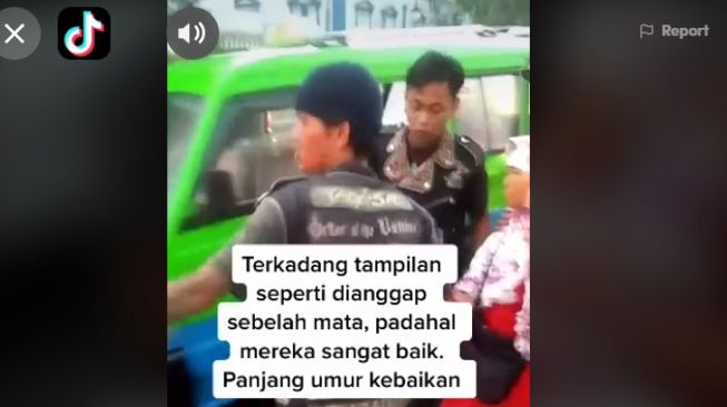 Anak punk tolong ibu-ibu yang jatuh dari angkot [TikTok/@windisayaphati]