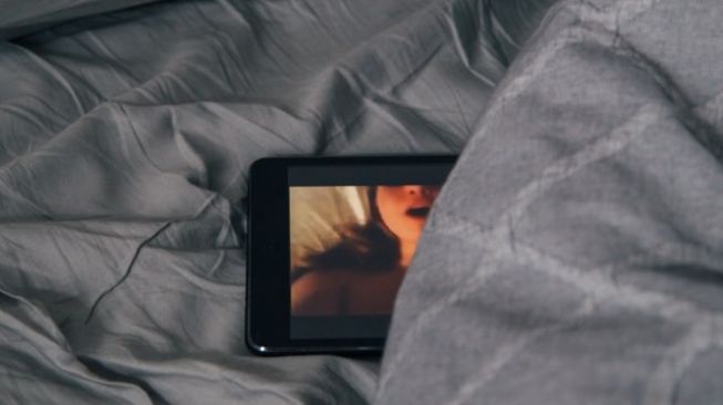 Kurangi Stres hingga Cari Kesenangan, 8 Alasan Orang Menonton Video Porno
