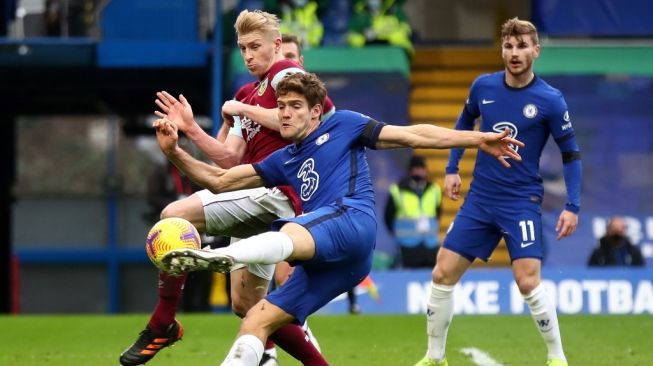 Bek sayap Chelsea, Marcos Alonso melakukan melakukan tendangan voli yang berbuah gol kedua timnya saat menghadapi Burnley dalam laga pekan ke-21 Liga Inggris di Stamford Bridge, London. [ANDREW COULDRIDGE / POOL / AFP].