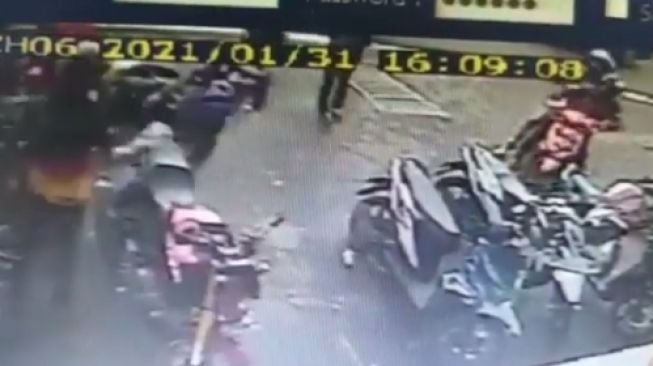 Ngeri! Geng Motor Bacok Orang di Depan Alfamart Cianjur di Siang Bolong